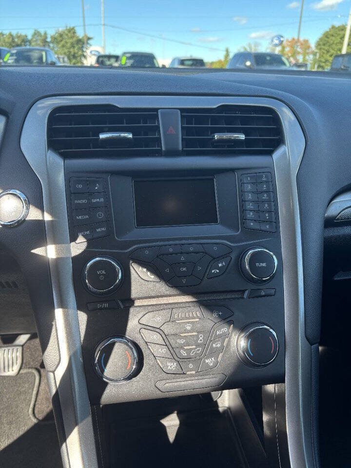 Used 2018 Ford Fusion SE FWD image 5