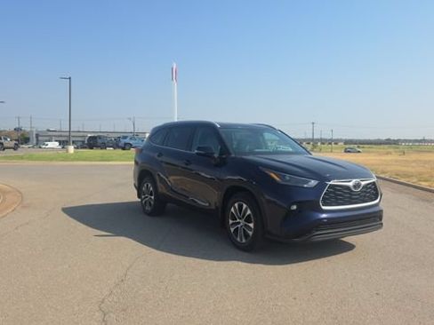 Used 2022 Toyota Highlander XLE AWD/4WD image 4