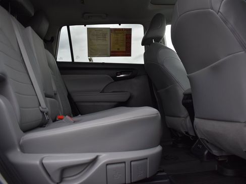 Used 2021 Toyota Highlander XLE image 9