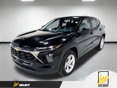 Used 2024 Chevrolet Trax LS w/ LS Convenience Package FWD image 1