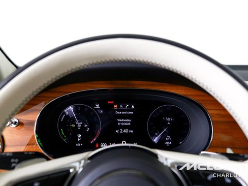 Used 2023 Bentley Bentayga Plug-In Hybrid image 13