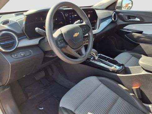 Used 2025 Chevrolet Trax LT FWD image 16