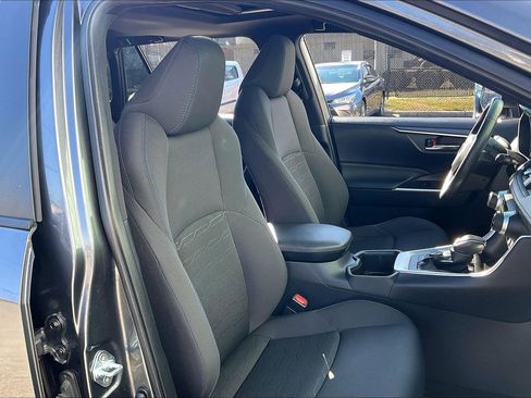 Used 2022 Toyota RAV4 SE image 9