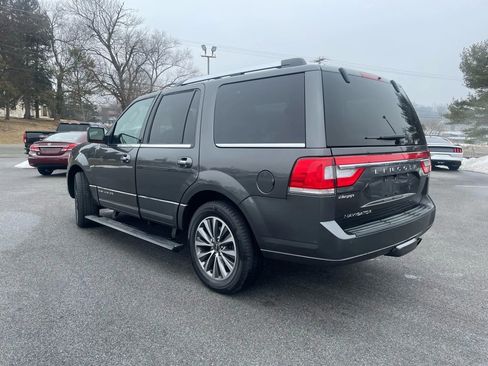 Used 2017 Lincoln Navigator Select image 4