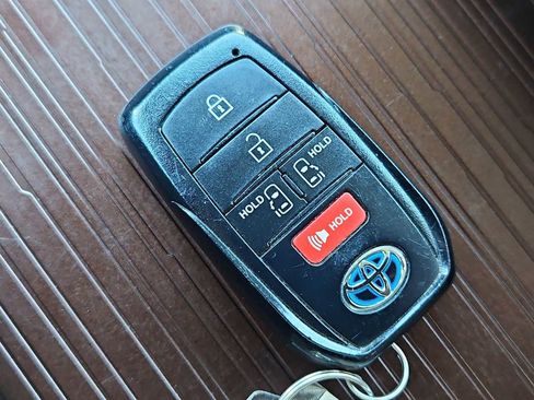 Used 2023 Toyota Sienna LE image 29