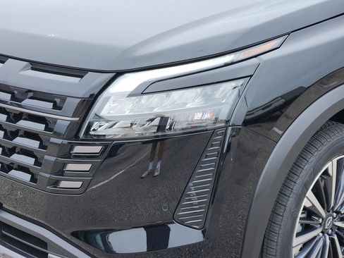 New 2026 Nissan Pathfinder Platinum FWD image 5