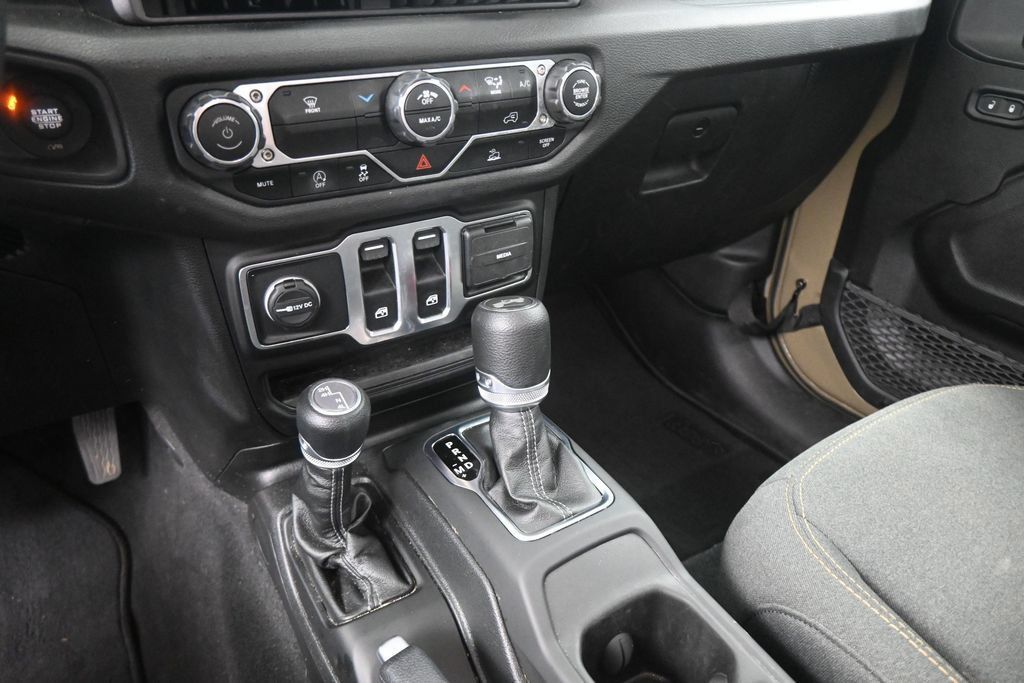 Used 2025 Jeep Wrangler Sport AWD/4WD image 13