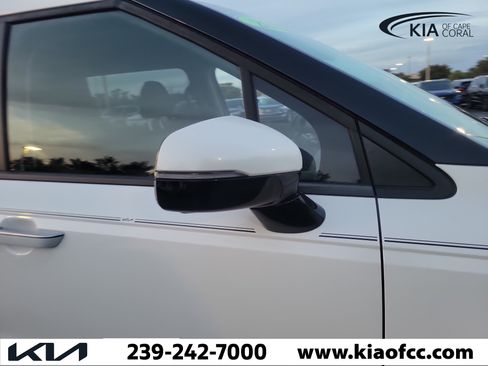 Used 2025 Kia Carnival LX FWD image 8