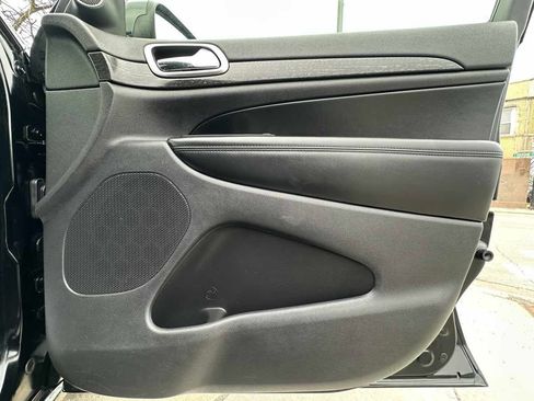 Used 2018 Jeep Grand Cherokee Altitude image 28