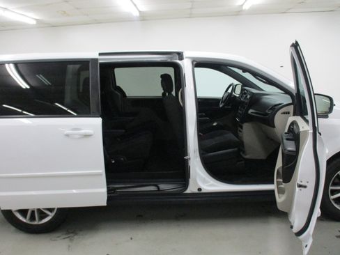 Used 2016 Dodge Grand Caravan SE image 16