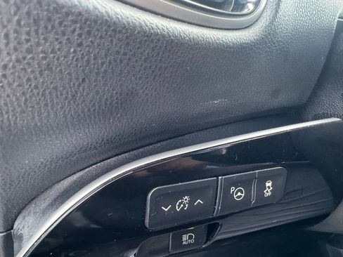 Used 2018 Toyota Prius Three FWD image 16