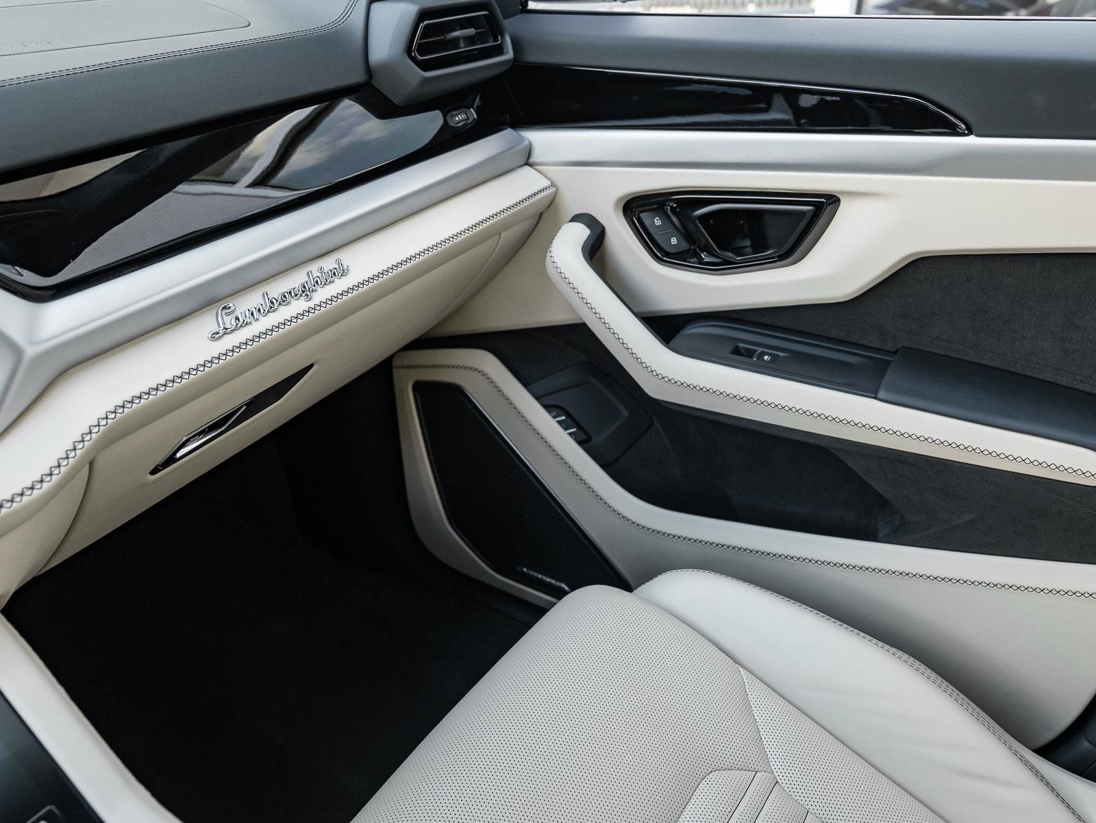 Used 2025 Lamborghini Urus SE AWD/4WD image 53