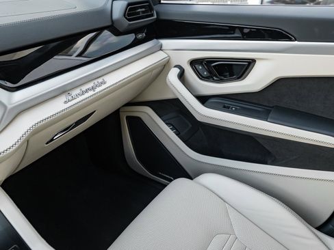 Used 2025 Lamborghini Urus SE image 53