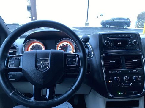 Used 2017 Dodge Grand Caravan SXT image 26