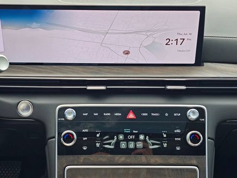 Certified 2025 Genesis GV80 3.5T Prestige AWD/4WD image 13