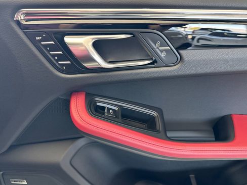 Used 2025 Porsche Macan image 20