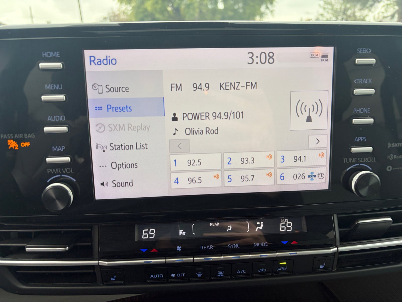Used 2024 Toyota Sienna XLE FWD image 18