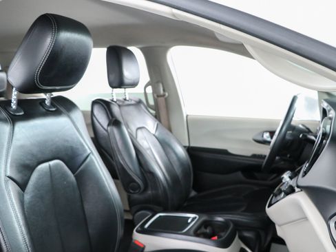 Used 2022 Chrysler Pacifica Touring-L FWD image 27