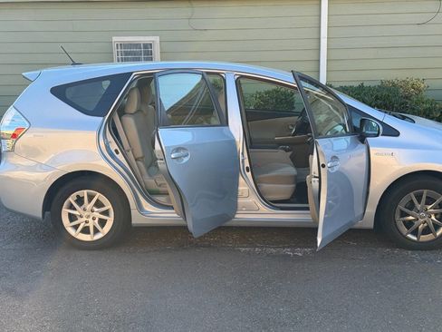 Used 2014 Toyota Prius V Two image 6