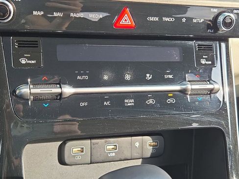 Certified 2024 Kia Carnival EX image 27