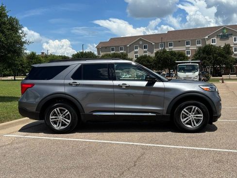 Used 2023 Ford Explorer XLT w/ Equipment Group 202A AWD/4WD image 4