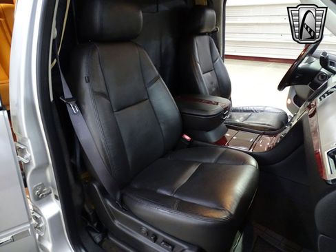 Used 2011 Cadillac Escalade ESV Premium image 26