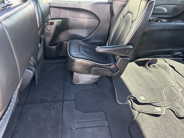 Used 2025 Chrysler Pacifica Limited FWD image 19