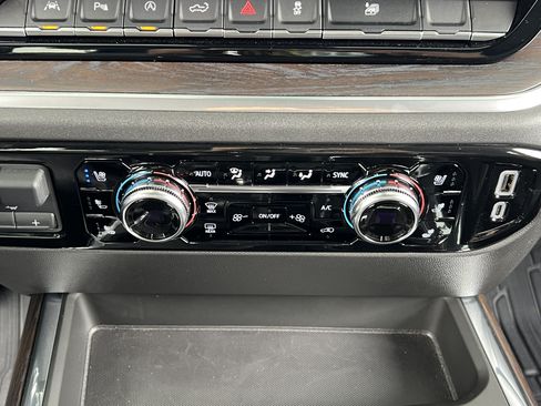 Used 2025 GMC Sierra 1500 SLT w/ SLT Premium Package AWD/4WD image 29