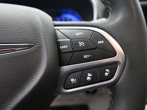 Used 2024 Chrysler Pacifica Touring-L image 21