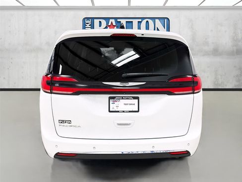 Used 2023 Chrysler Pacifica Touring-L image 6