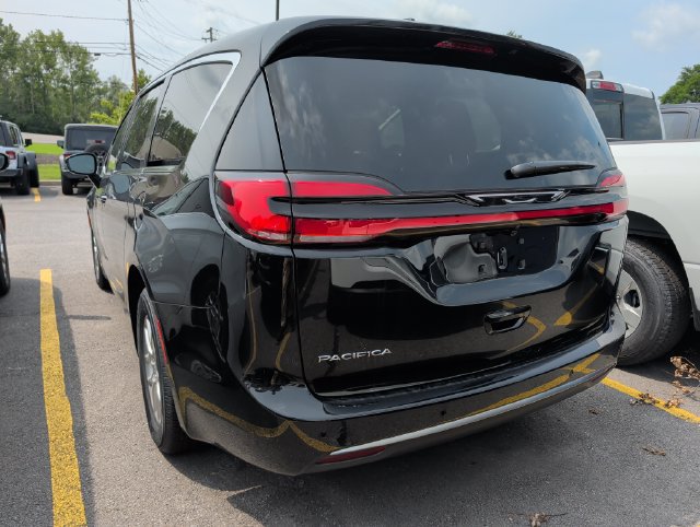 New 2027 Chrysler Pacifica Select FWD image 3