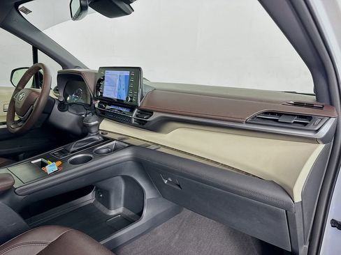 Used 2022 Toyota Sienna Platinum image 35