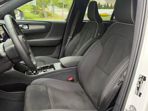 Used 2023 Volvo XC40 B5 Plus w/ Protection Package Premier AWD/4WD image 2