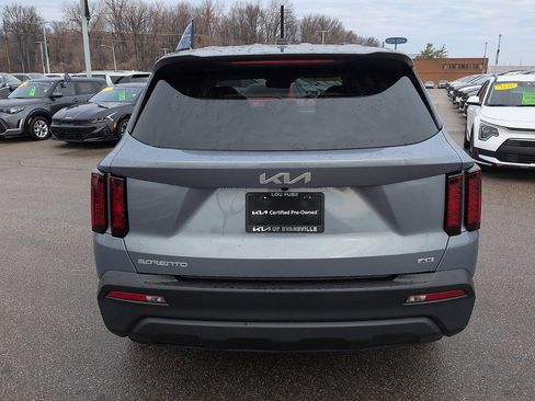 Used 2023 Kia Sorento LX image 6