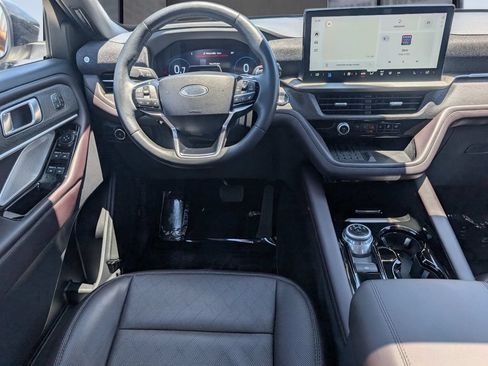 Certified 2025 Ford Explorer Platinum RWD image 18