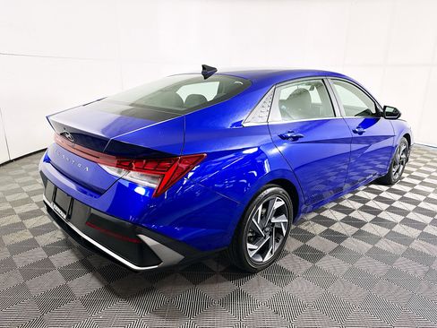 Used 2025 Hyundai Elantra SEL image 3