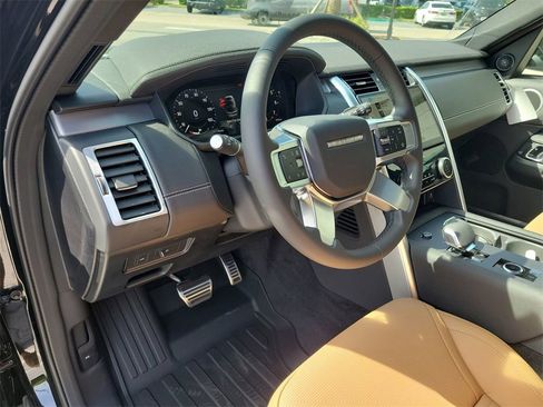 New 2025 Land Rover Discovery Dynamic SE image 25
