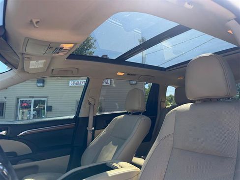 Used 2018 Toyota Highlander Limited Platinum FWD image 17