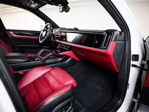 Certified 2025 Porsche Cayenne Turbo AWD/4WD image 29