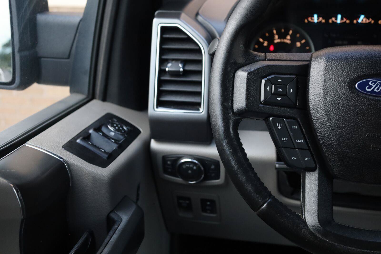 Used 2018 Ford F150 XLT w/ Equipment Group 302A Luxury AWD/4WD image 32