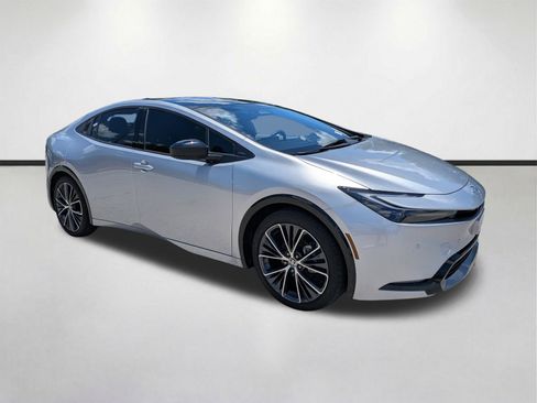 Used 2024 Toyota Prius XLE FWD image 2