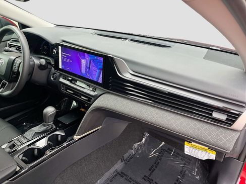 Used 2025 Toyota Camry XLE FWD image 28