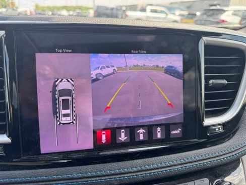 Used 2021 Chrysler Pacifica Touring-L w/ Uconnect Theater Family Group AWD/4WD image 27