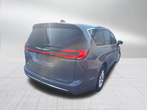Used 2025 Chrysler Pacifica Select FWD image 5