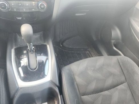 Used 2015 Nissan Rogue S image 19