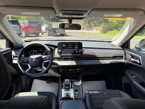 Used 2024 Mitsubishi Outlander 4WD Plug-In Hybrid image 18