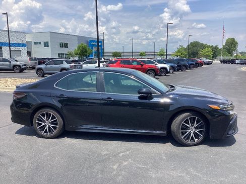 Used 2024 Toyota Camry SE FWD image 5