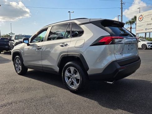 Used 2022 Toyota RAV4 XLE w/ Convenience Package FWD image 5