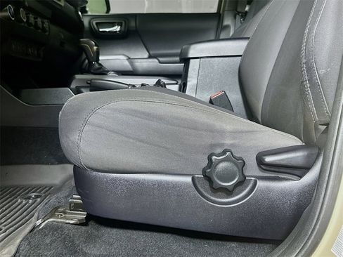 Used 2019 Toyota Tacoma TRD Off-Road image 23