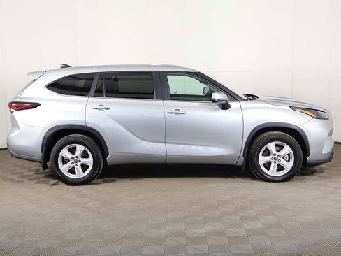 Used 2024 Toyota Highlander LE AWD/4WD image 17